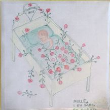 Molle (ett halvt år 2022) i en säng av rosor. 